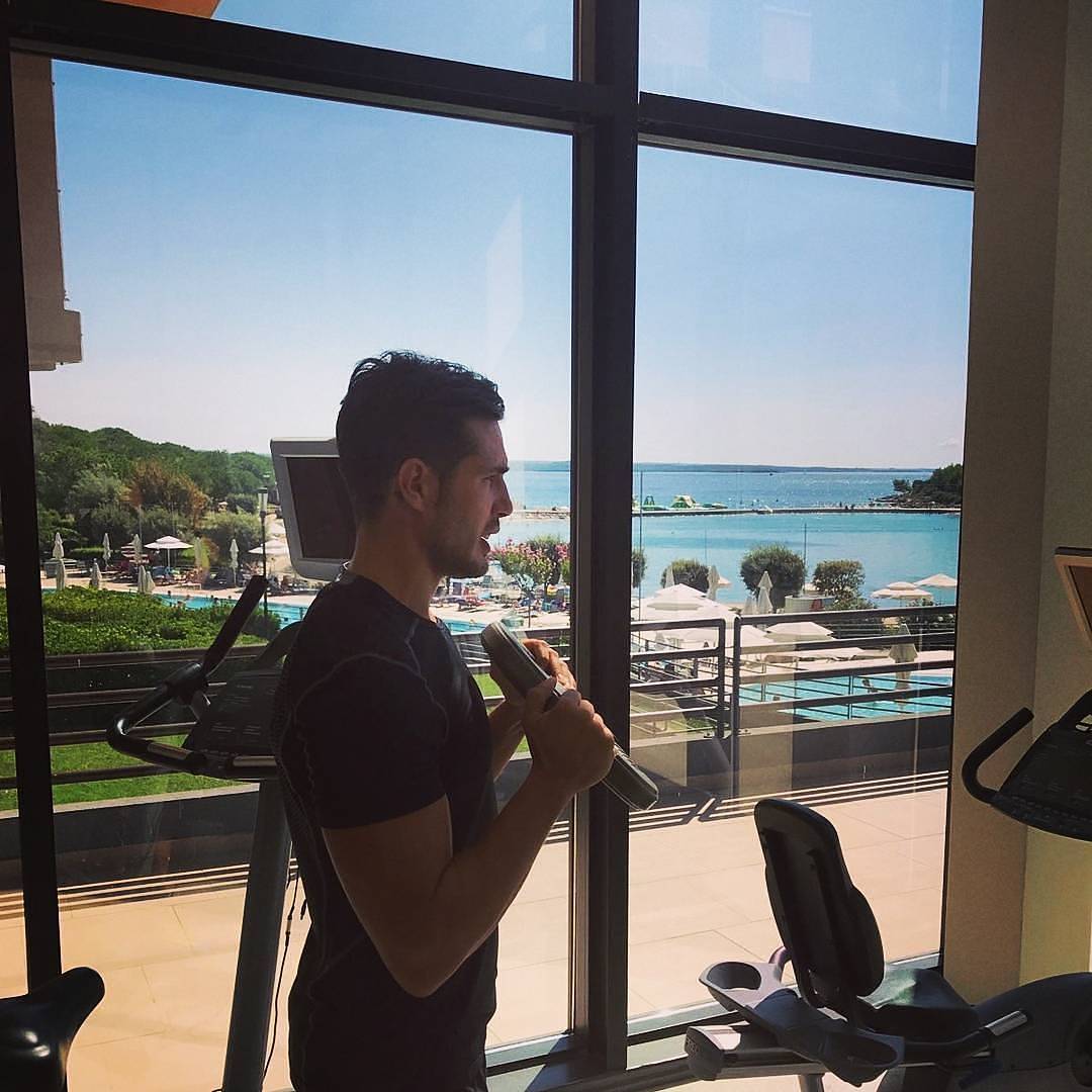Andrea si allena con un manubrio in palestra